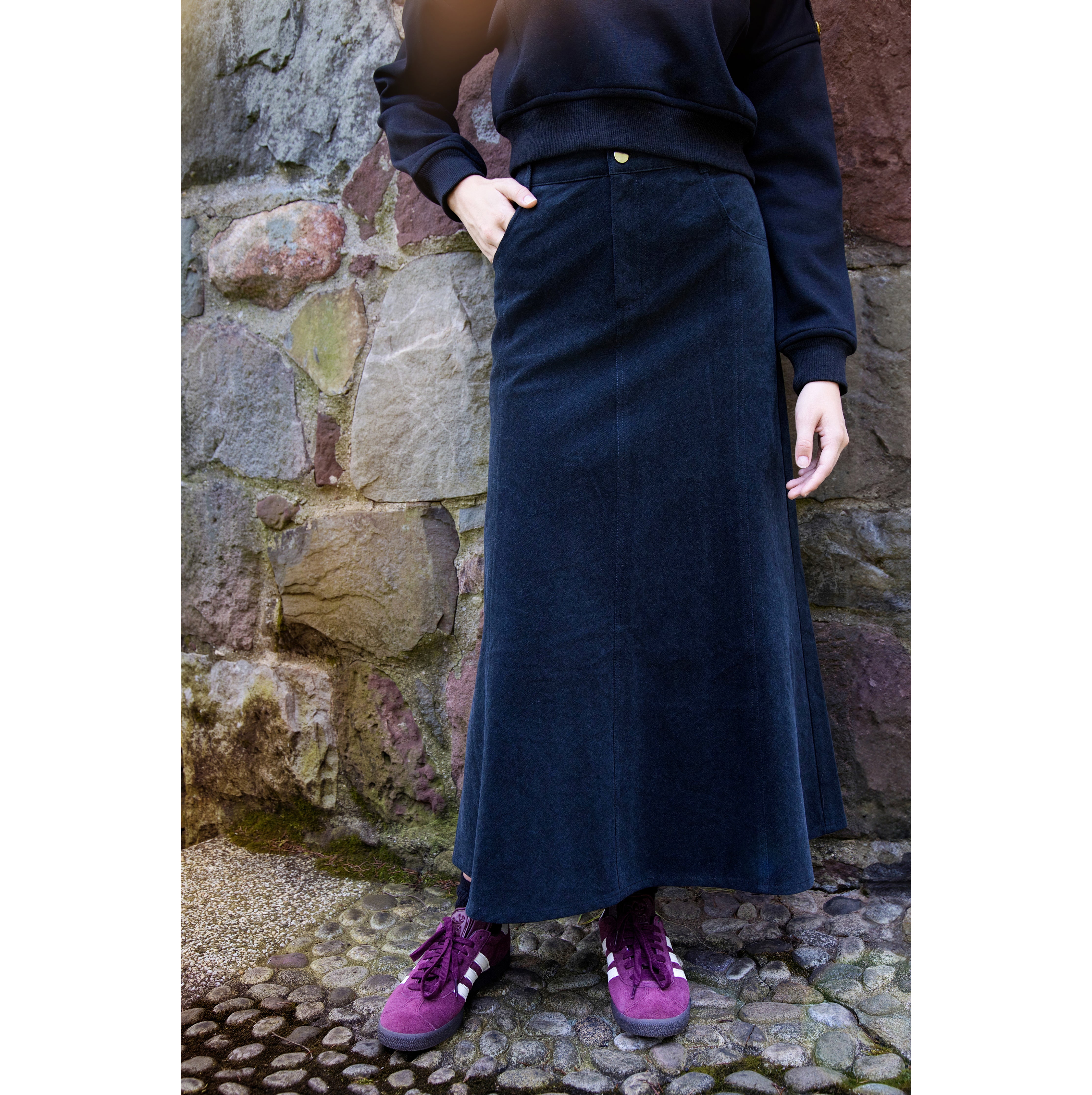 BLACK DENIM CAPRI SKIRT