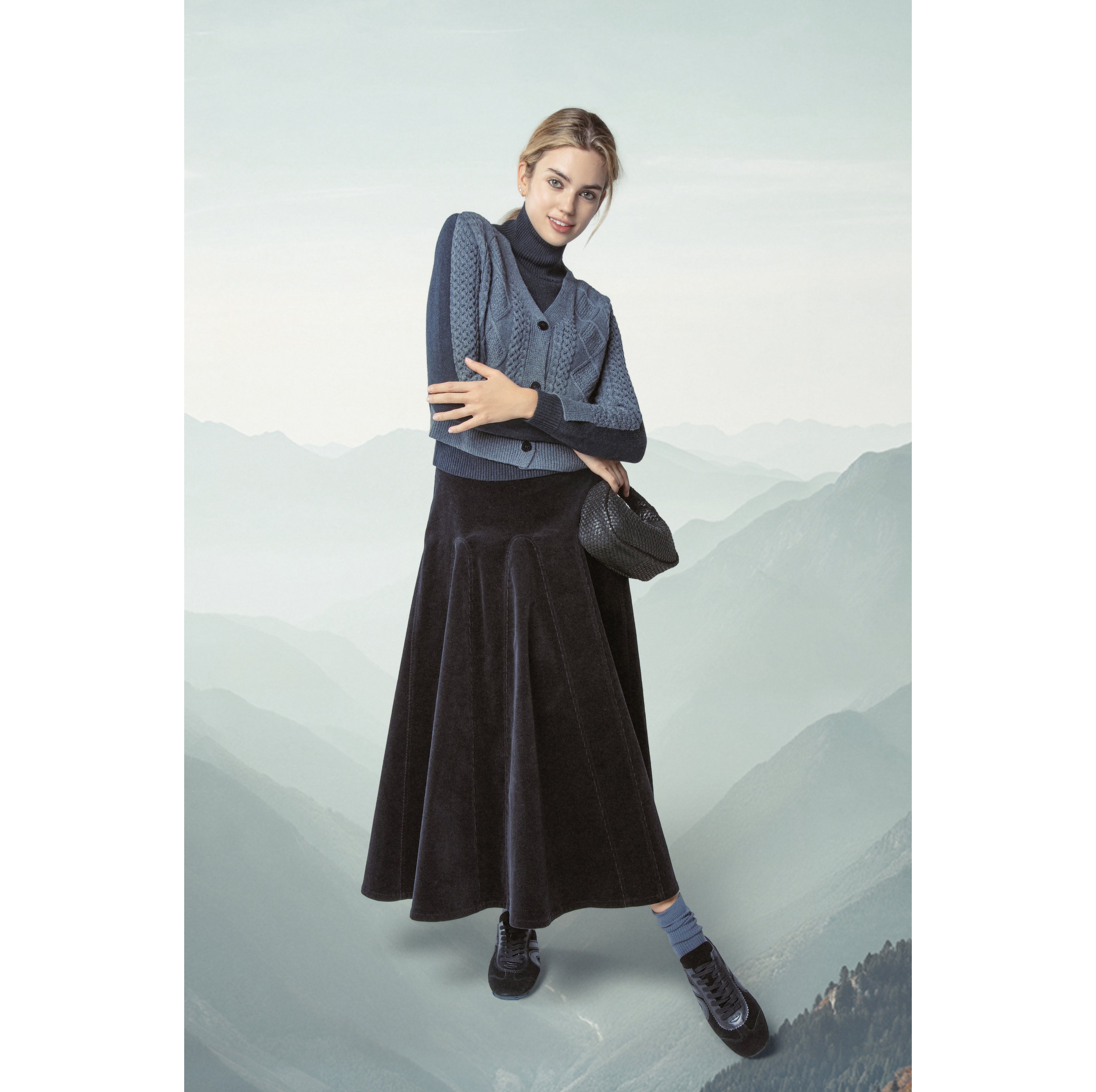 BLACK LUMEN SKIRT